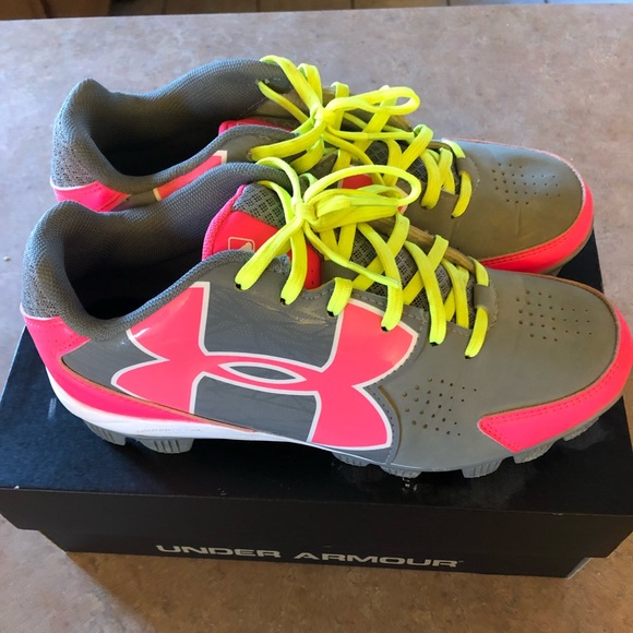 girls baseball shoes